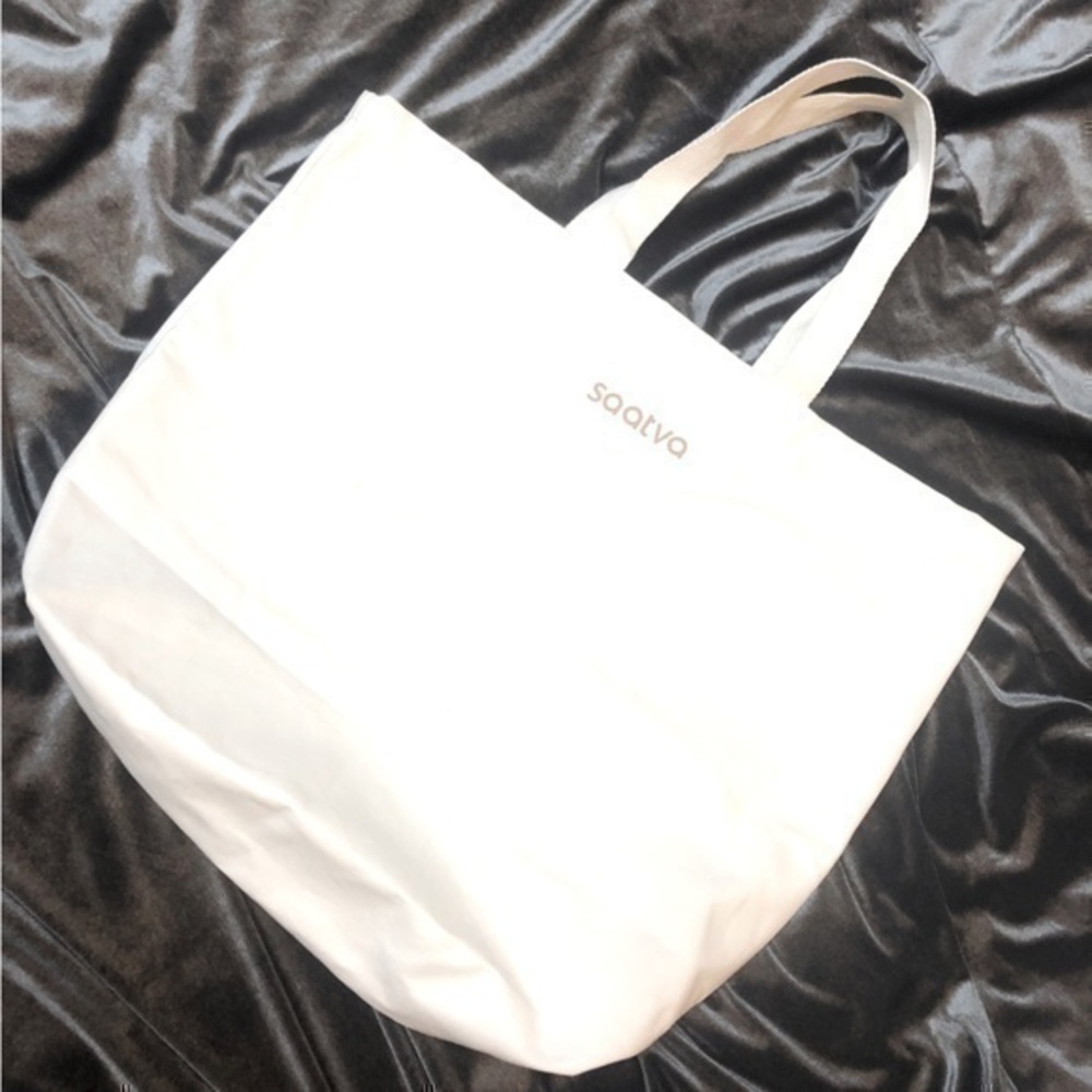 NWOT ❤️ Saatva Oversized White Canvas Tote Bag, Two Handles, 22” Wide X 17” Tall